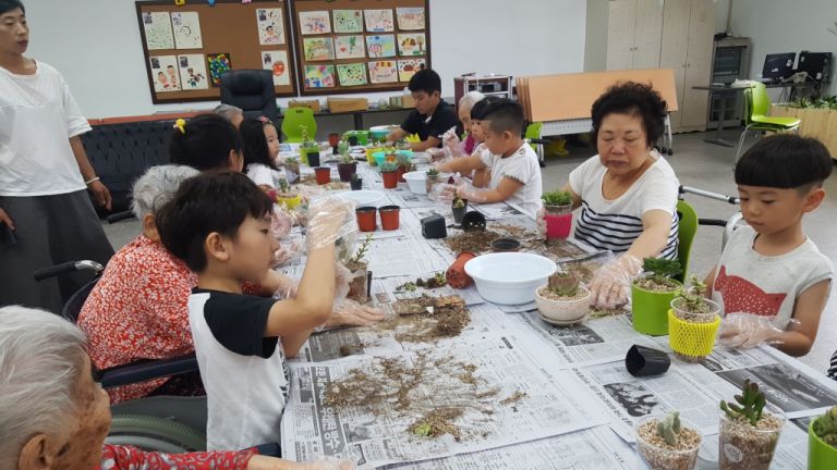 손끝으로 전하고 마음으로 나누는 원예활동