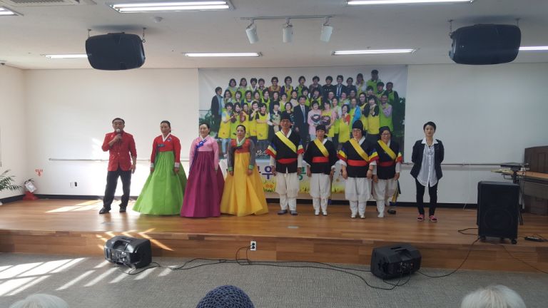 봉우리봉사단 공연